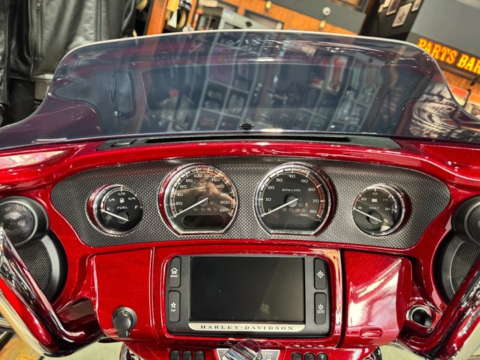 2016 Harley-davidson CVO STREET GLIDE Atomic Red with Candy Apple Flames (Red)