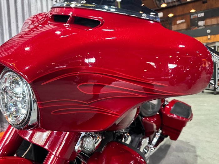 2016 Harley-davidson CVO STREET GLIDE Atomic Red with Candy Apple Flames (Red)