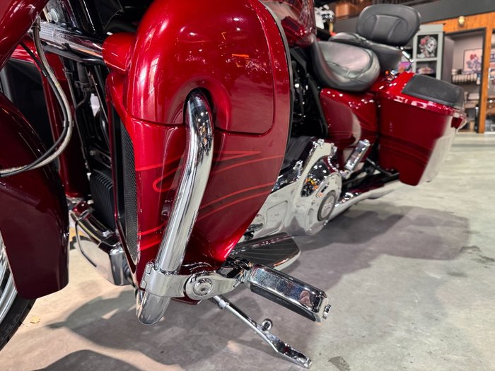 2016 Harley-davidson CVO STREET GLIDE Atomic Red with Candy Apple Flames (Red)