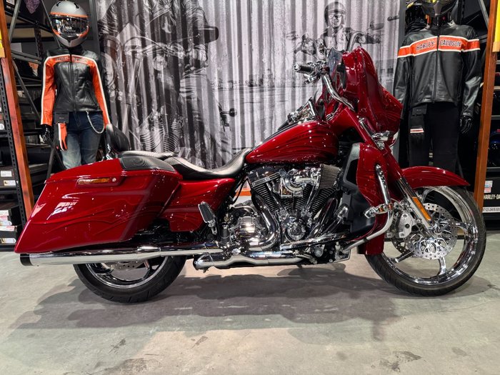 2016 Harley-davidson CVO STREET GLIDE Atomic Red with Candy Apple Flames (Red)