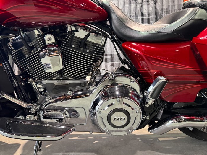 2016 Harley-davidson CVO STREET GLIDE Atomic Red with Candy Apple Flames (Red)