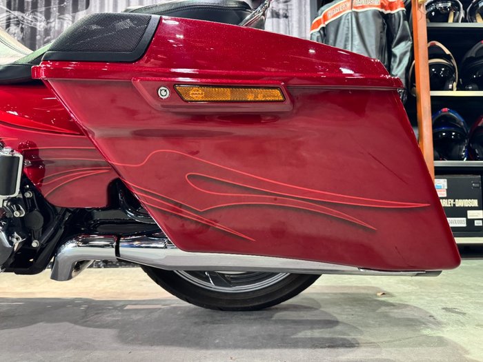 2016 Harley-davidson CVO STREET GLIDE Atomic Red with Candy Apple Flames (Red)