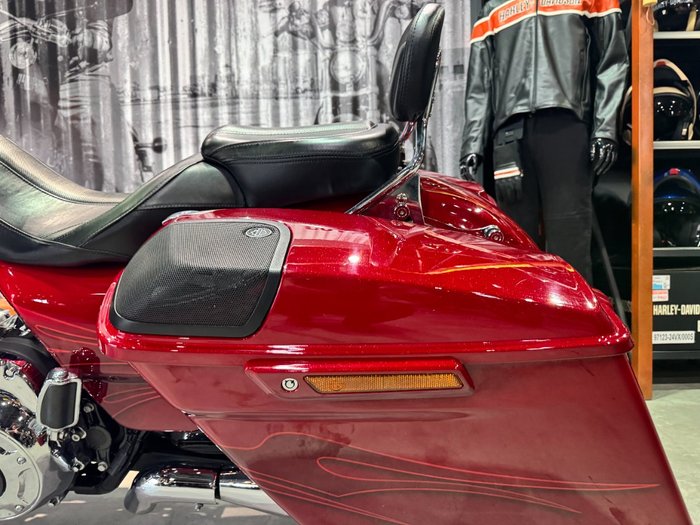 2016 Harley-davidson CVO STREET GLIDE Atomic Red with Candy Apple Flames (Red)