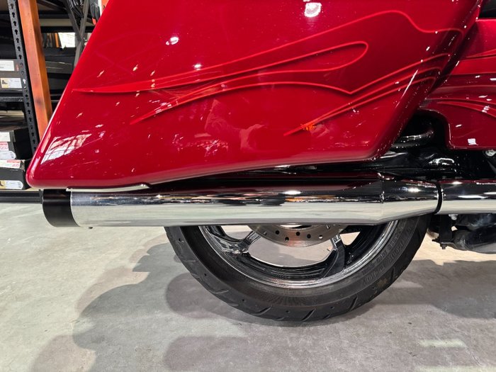 2016 Harley-davidson CVO STREET GLIDE Atomic Red with Candy Apple Flames (Red)