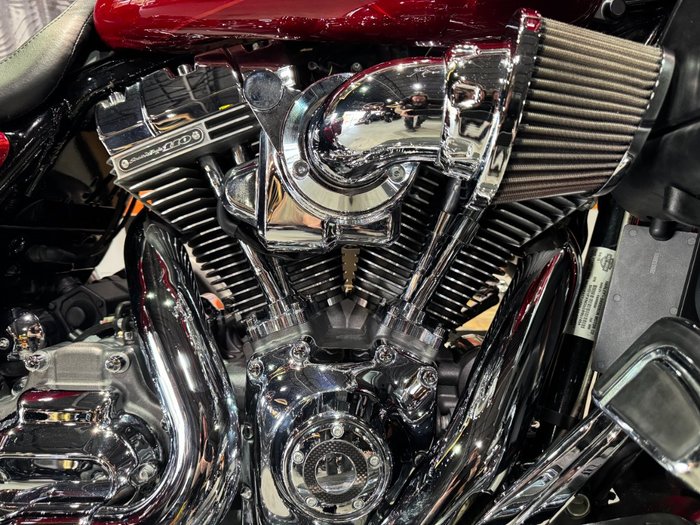 2016 Harley-davidson CVO STREET GLIDE Atomic Red with Candy Apple Flames (Red)