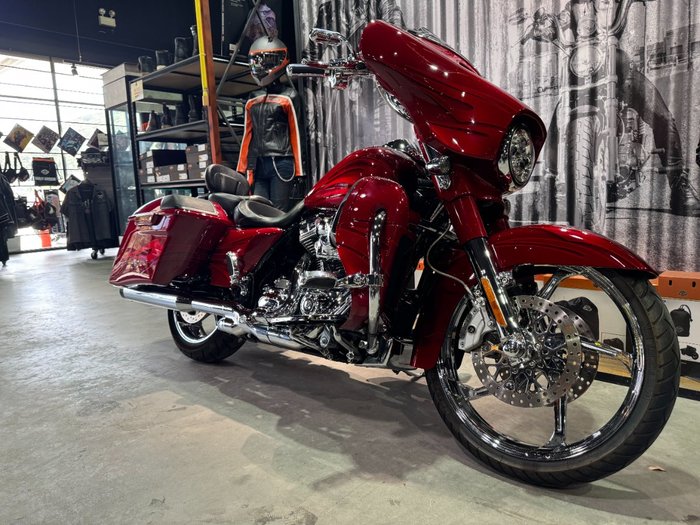 2016 Harley-davidson CVO STREET GLIDE Atomic Red with Candy Apple Flames (Red)