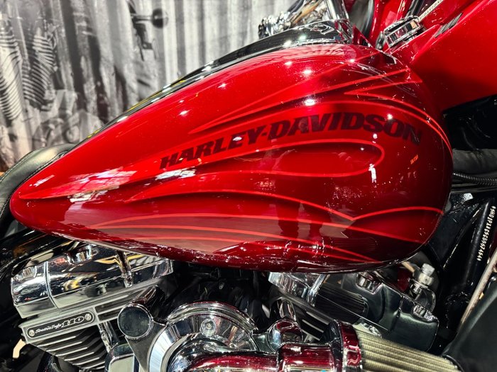 2016 Harley-davidson CVO STREET GLIDE Atomic Red with Candy Apple Flames (Red)