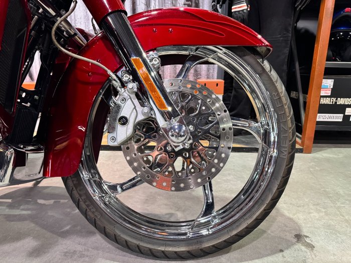 2016 Harley-davidson CVO STREET GLIDE Atomic Red with Candy Apple Flames (Red)