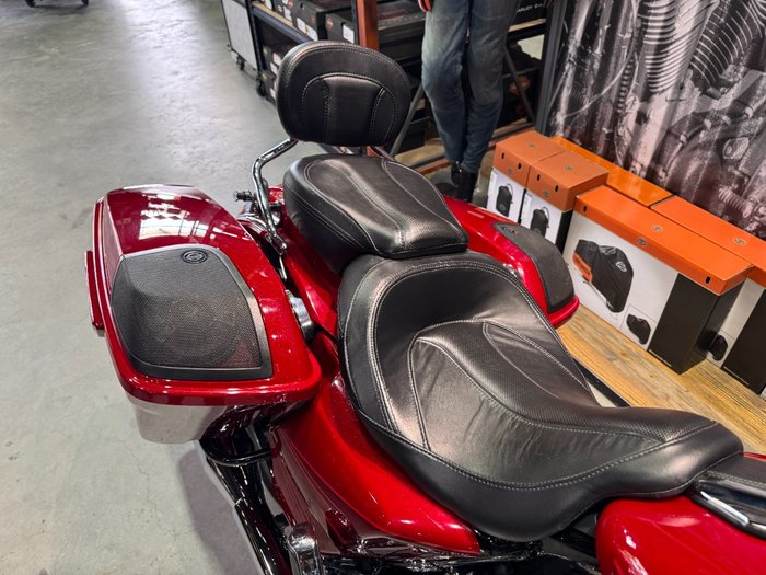 2016 Harley-davidson CVO STREET GLIDE Atomic Red with Candy Apple Flames (Red)