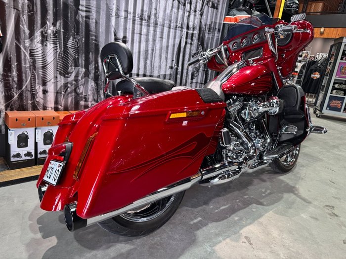 2016 Harley-davidson CVO STREET GLIDE Atomic Red with Candy Apple Flames (Red)