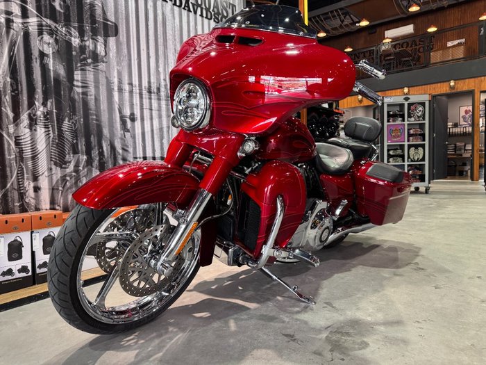 2016 Harley-davidson CVO STREET GLIDE Atomic Red with Candy Apple Flames (Red)