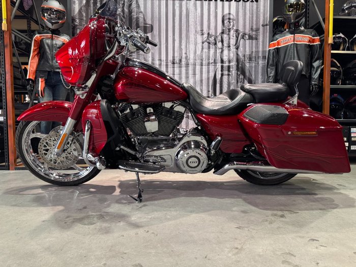 2016 Harley-davidson CVO STREET GLIDE Atomic Red with Candy Apple Flames (Red)