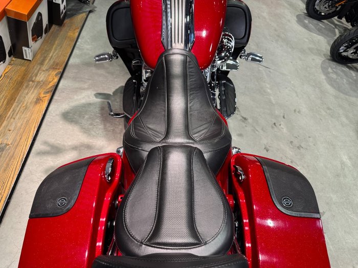 2016 Harley-davidson CVO STREET GLIDE Atomic Red with Candy Apple Flames (Red)