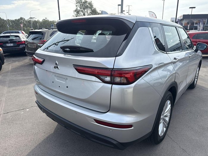 2022 Mitsubishi Outlander ES