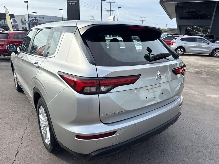 2022 Mitsubishi Outlander ES