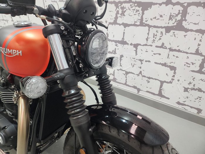 2025 Triumph Bonneville Bobber Bobber Orange