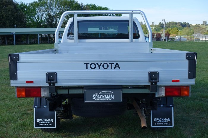2016 Toyota Hilux Workmate TGN121R 4x2 Glacier White