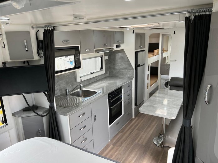 2017 Safari Caravans Legacy 226 Family Van