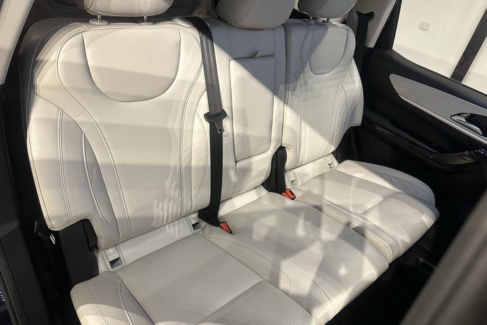 2024 Mahindra XUV700 AX7