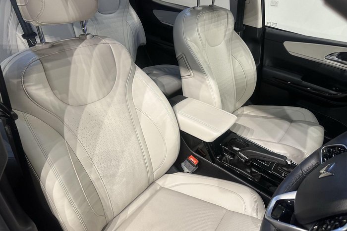 2024 Mahindra XUV700 AX7