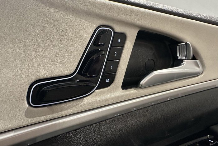 2024 Mahindra XUV700 AX7