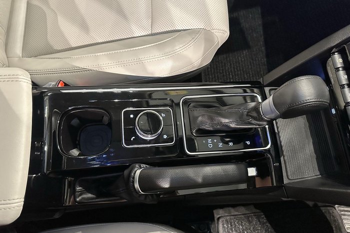 2024 Mahindra XUV700 AX7