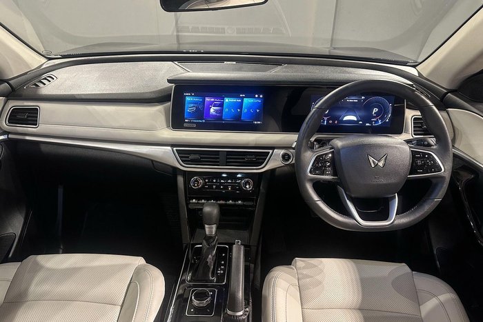 2024 Mahindra XUV700 AX7