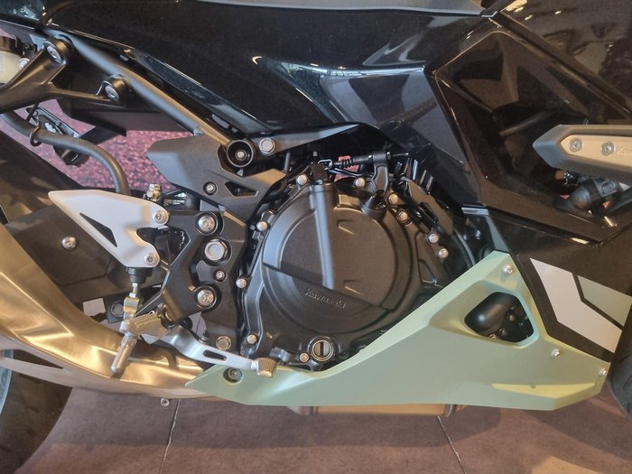 2025 Kawasaki Ninja 500 SE Ninja White