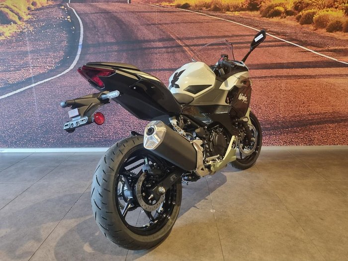 2025 Kawasaki Ninja 500 SE Ninja White