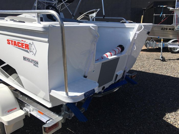 2023 Stacer 469 Outlaw Side Console
