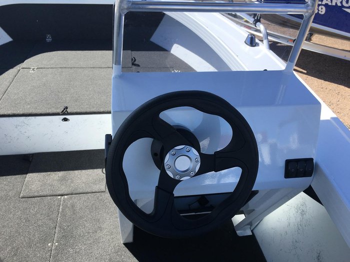 2023 Stacer 469 Outlaw Side Console