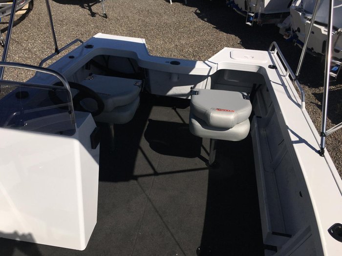 2023 Stacer 469 Outlaw Side Console