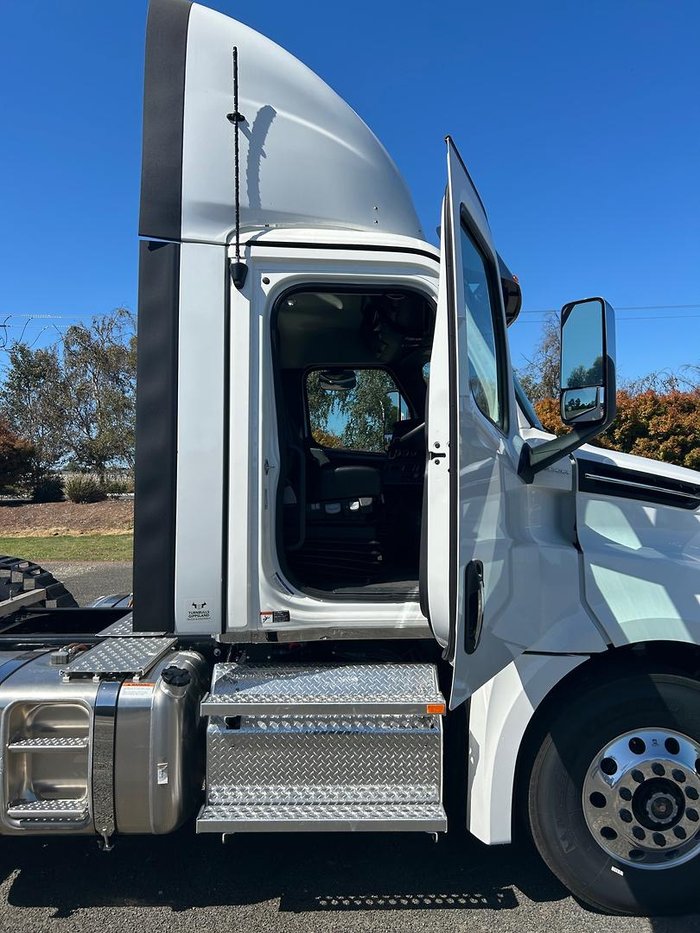 2025 Freightliner Cascadia Cascadia 126