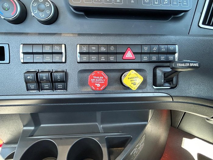 2025 Freightliner Cascadia Cascadia 126