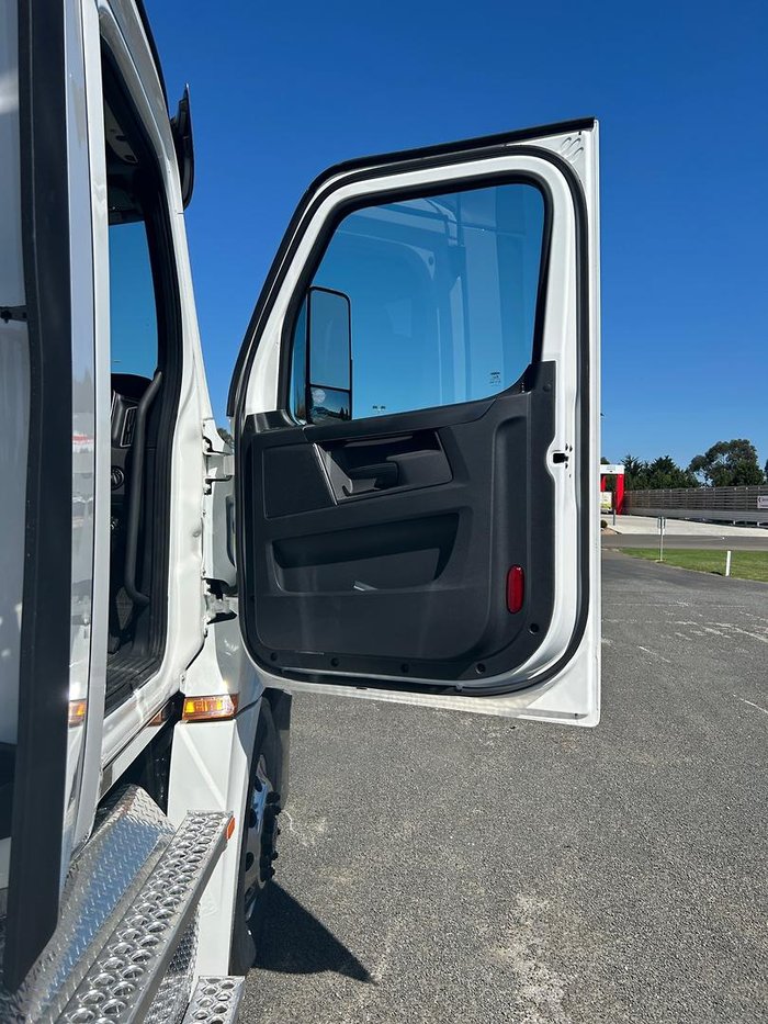 2025 Freightliner Cascadia Cascadia 126