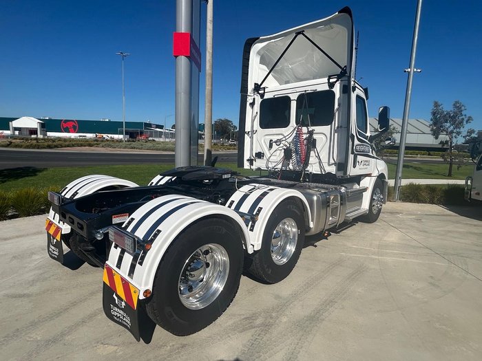 2025 Freightliner Cascadia Cascadia 126