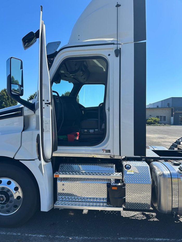 2025 Freightliner Cascadia Cascadia 126