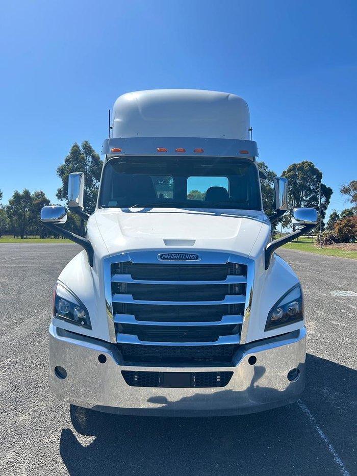 2025 Freightliner Cascadia Cascadia 126