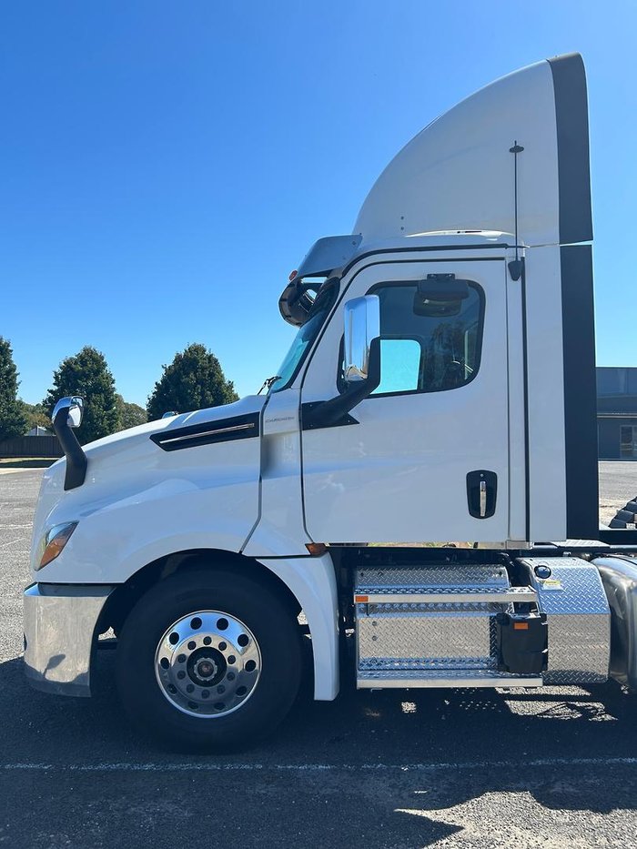 2025 Freightliner Cascadia Cascadia 126