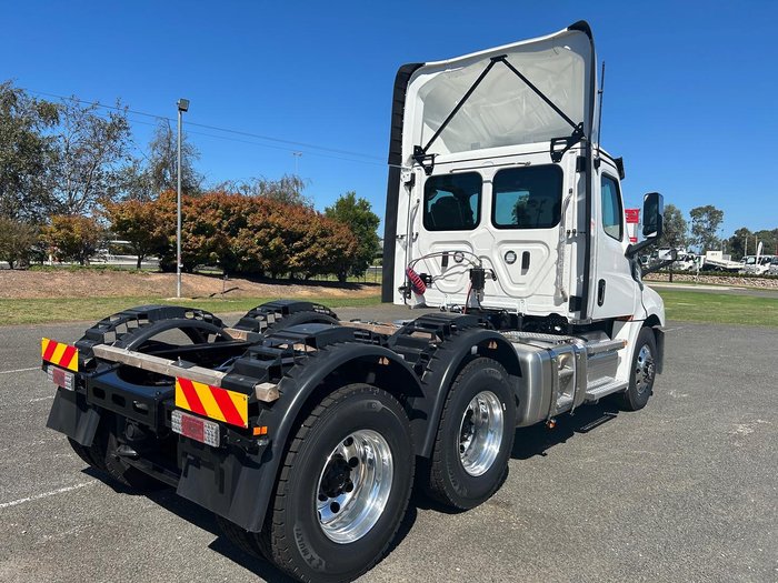 2025 Freightliner Cascadia Cascadia 126