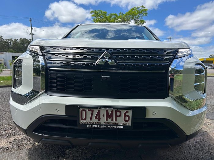 2024 Mitsubishi Outlander ES