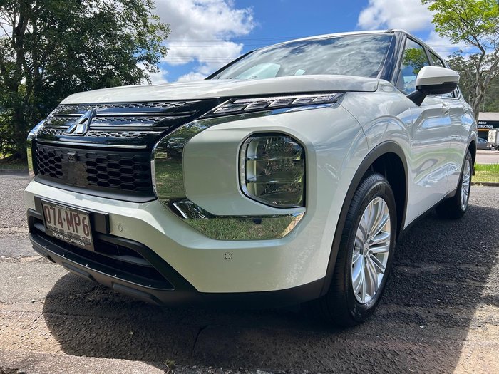 2024 Mitsubishi Outlander ES