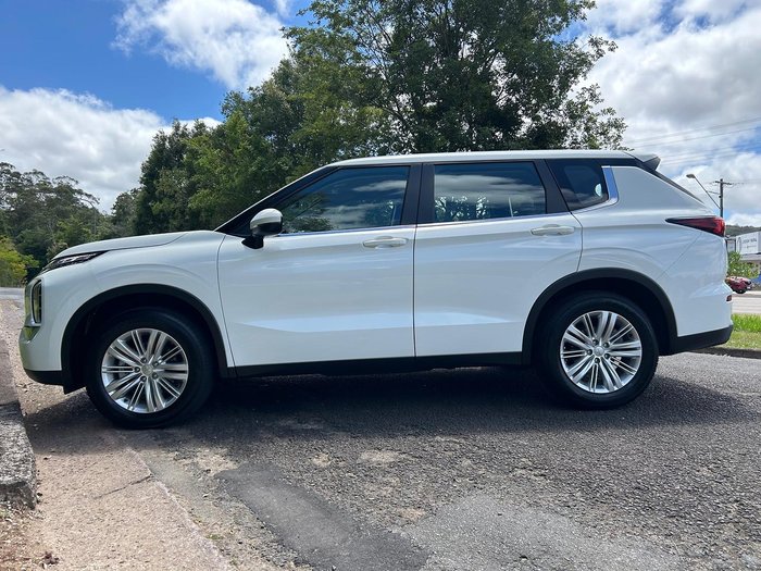 2024 Mitsubishi Outlander ES