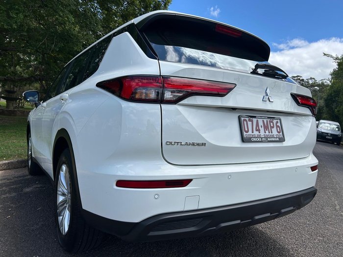 2024 Mitsubishi Outlander ES