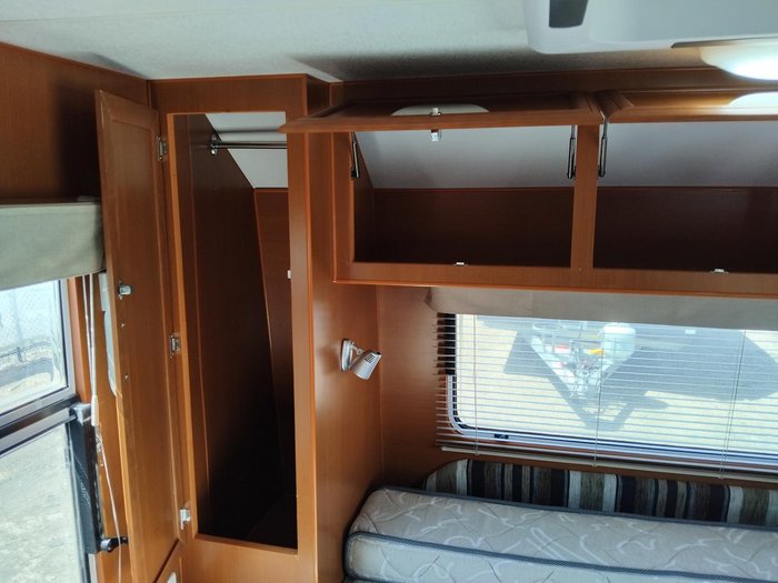 2011 Paramount Classic 17Ft Couples Van With Queen Bed And Front Lounge