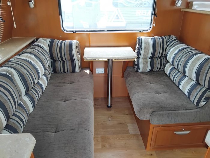 2011 Paramount Classic 17Ft Couples Van With Queen Bed And Front Lougne