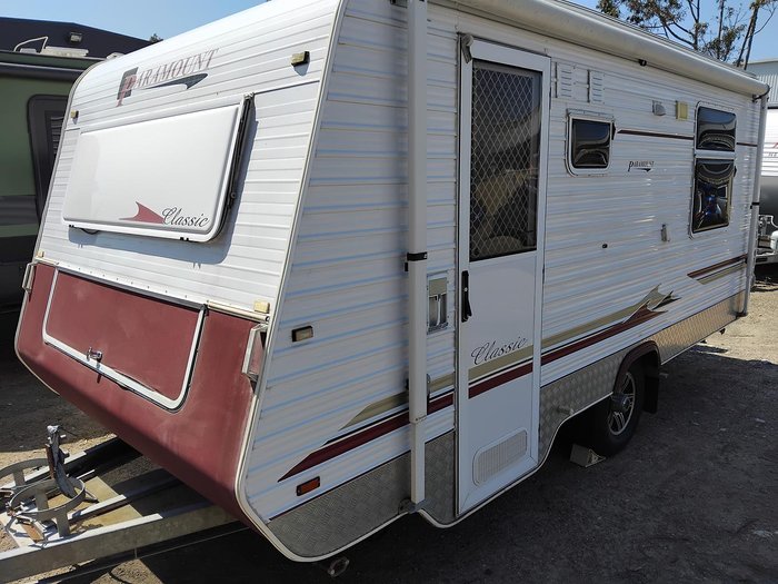 2011 Paramount Classic 17Ft Couples Van With Queen Bed And Front Lougne