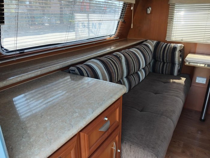 2011 Paramount Classic 17Ft Couples Van With Queen Bed And Front Lounge