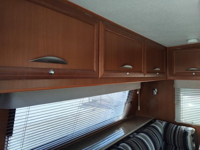 2011 Paramount Classic 17Ft Couples Van With Queen Bed And Front Lougne