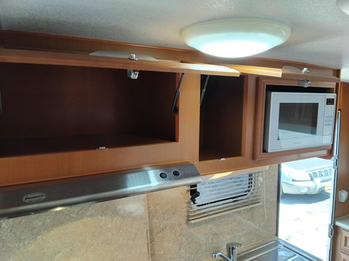2011 Paramount Classic 17Ft Couples Van With Queen Bed And Front Lougne